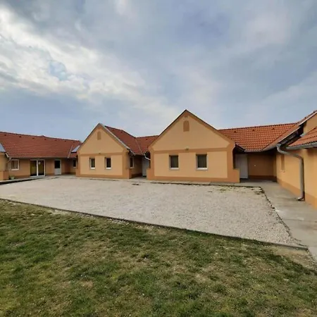 Sanyi Vendeghaz Guest house